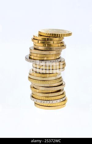 Una pila di monete su sfondo bianco, foto simboliche per il salvataggio, parsimonia, piccoli risparmiatori Austria Foto Stock