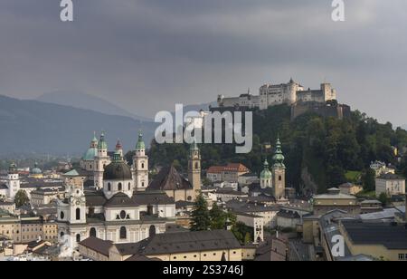 Paesaggio urbano di Salisburgo con la Fortezza di Hohensalzburg, Austria, Europa Foto Stock