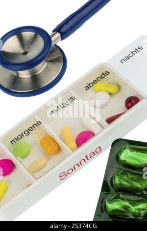 Dispenser per tablet e stetoscopio, foto simbolica per terapia, prescrizione medica e attacco di cuore Austria Foto Stock