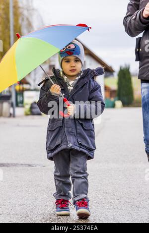 Madre e bambino con ombrello, simbolo di solidarietà, aiuto, pacchetto di aiuti, ombrello di salvataggio Austria Foto Stock