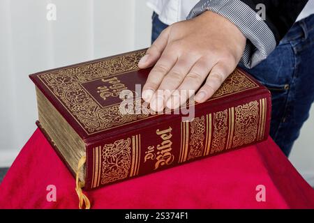 Una donna testimonia come testimone in un caso giudiziario. Ha giurato e giura sulla Bibbia. Austria Foto Stock