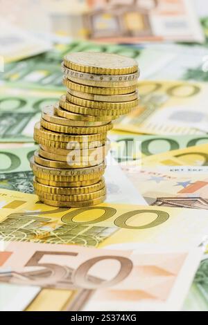 Una pila unica di monete, monete sdraiate, foto simbolo per investimento di capitale, avvertimento di rischio e profitto Foto Stock
