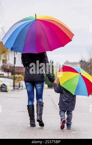 Madre e bambino con ombrello, simbolo di solidarietà, aiuto, pacchetto di aiuti, ombrello di salvataggio Austria Foto Stock