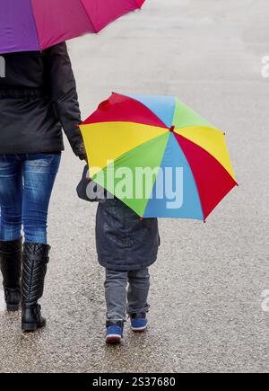 Madre e bambino con ombrello, simbolo di solidarietà, aiuto, pacchetto di aiuti, ombrello di salvataggio Austria Foto Stock