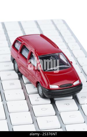 Auto sulla tastiera, foto simbolo per l'acquisto di auto e il commercio di auto su Internet Austria Foto Stock