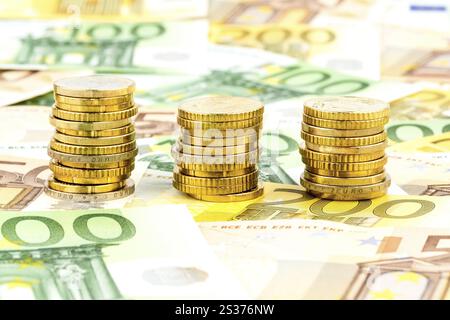 Tre pile di monete, foto simbolica per la pianificazione finanziaria, gli investimenti e i proventi da interessi Foto Stock