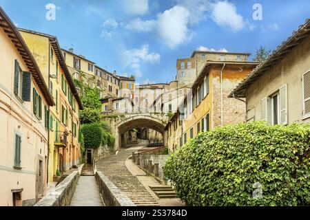 Splendido paesaggio urbano dell'Acquedotto medievale di Perugia, Umbria - Italia Foto Stock