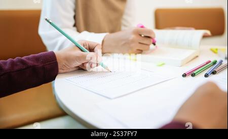 Imparare con gli amici giovani studenti campusTutor della scuola superiore per l'esame aiuta i compiti scolastici insieme agli amici a recuperare e imparare. Foto Stock