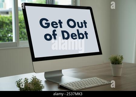 Un monitor con le parole "uscire dal debito" scritte sopra. Concetto Foto Stock