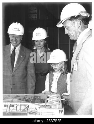 Kennedy Space Center, Florida, Stati Uniti. 30 dicembre 2024. FOTO DEL FILE: Il presidente JIMMY CARTER, la moglie ROSALYNN CARTER e la figlia AMY CARTER, insieme al direttore del Kennedy Space Center LEE SCHERER, guardano un modello in scala del cingolato che ha trasportato la configurazione totale del lancio dello shuttle dall'edificio di assemblaggio del veicolo al Pad 39. Nonostante le difficoltà incontrate durante lo sviluppo del programma Space Shuttle, il presidente Carter fornì alla NASA la sua prima estensione di bilancio per completare i finanziamenti per il programma. La sua decisione di sostenere la creazione di una pace Foto Stock