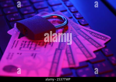 Carta verde permanente per la lotteria DV degli Stati Uniti con lucchetto piccolo sulla tastiera del computer primo piano. Carta verde residente permanente per la lotteria DV degli Stati Uniti Foto Stock