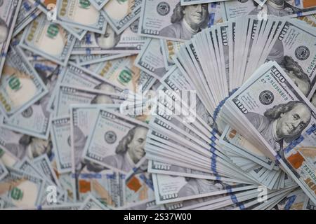 Un grosso ammontare di banconote da cento dollari da chiudere. Un'enorme quantità di banconote statunitensi su una tavola piatta. Un numero molto elevato di cento dollari Foto Stock