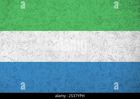 Sierra Leone bandiera rappresentata in luminosi colori di vernice su vecchi intonaci a rilievo parete vicino. Textured banner su sfondo irregolare Foto Stock