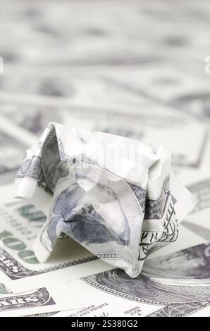 La banconota da un dollaro degli Stati Uniti si trova sulla serie di buoni soldi. Concetto di spreco irragionevole di denaro. Banconota da un dollaro schiacciata della Foto Stock