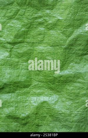 Sfondo in telo impermeabile verde. Materiale versatile utilizzato per l'edilizia, il giardinaggio e il campeggio. Foto Stock