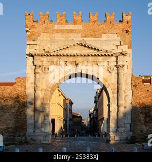 Vista mattutina dell'Arco di Augusto, costruito nel 27 a.C. in onore del primo imperatore romano. Foto Stock