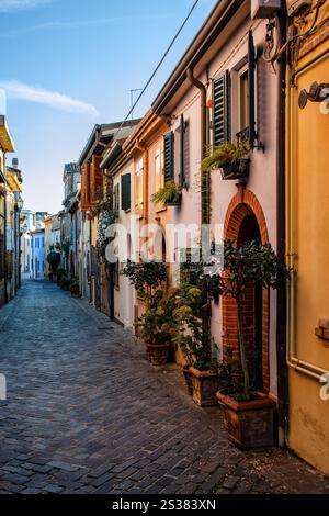 Vista mattutina della pittoresca via Marecchia a Rimini, Italia. Foto Stock