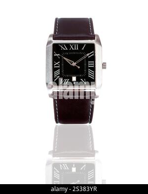Orologio da polso classico isolato su sfondo bianco. Orologio da polso classico Foto Stock