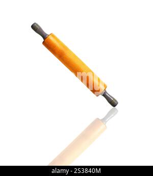 Mattarello in legno vintage isolato su sfondo bianco. Mattarello in legno vintage Foto Stock