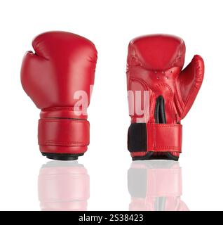 Guanti da boxe rossi isolati su sfondo bianco. Guanti da boxe rossi isolati su bianco Foto Stock