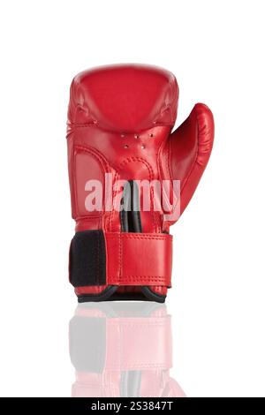Guanti da boxe rossi isolati su sfondo bianco. Guanti da boxe rossi isolati su bianco Foto Stock