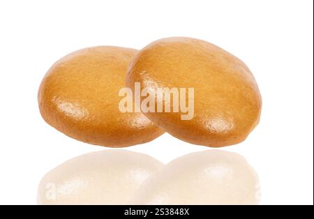 panino kaiser appena sfornato su sfondo bianco. biscotti kaiser appena sfornati Foto Stock