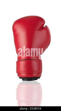 Guanti da boxe rossi isolati su sfondo bianco. Guanti da boxe rossi isolati su bianco Foto Stock