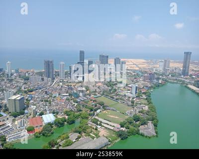Splendida vista aerea panoramica della città di Colombo dalla Lotus Tower, con grattacieli, la costa e la vegetazione lussureggiante Foto Stock