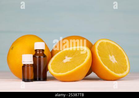 Bottiglia di essenza di olio con estratti di agrumi. Messa a fuoco selettiva. Spa Day, concetto di bottiglia di olio freschezza con limone lime ed estratto di arancia. Essenza d'olio Foto Stock