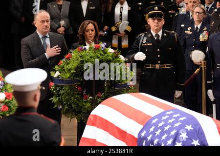 Washington, Stati Uniti. 7 gennaio 2025. Il secondo gentiluomo Doug Emhoff, di sinistra, e il vicepresidente degli Stati Uniti Kamala Harris hanno posto una corona sullo scrigno drappeggiato di bandiera dell'ex presidente Jimmy Carter durante una cerimonia in cui Carter si trova nello stato al Campidoglio di Washington, martedì 7 gennaio 2025. Carter è morto nel dicembre 29 all'età di 100 anni. Foto di J. Scott Applewhite/Pool via CNP/ABACAPRESS. COM credito: Abaca Press/Alamy Live News Foto Stock