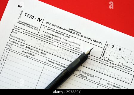 Modulo fiscale indonesiano 1770-4 dichiarazione dei redditi individuali e penna sul tavolo primo piano Foto Stock