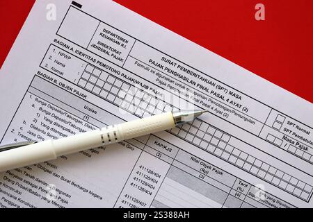 Lettera di notifica del modulo fiscale indonesiano TSS per il periodo di imposta finale sul reddito articolo 4, paragrafo 2, relativo alla contabilità. Notifica del modulo fiscale indonesiano Foto Stock