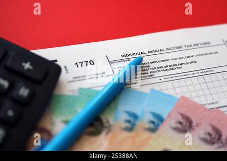 Modulo fiscale indonesiano 1770 dichiarazione dei redditi individuali e penna sul tavolo primo piano Foto Stock