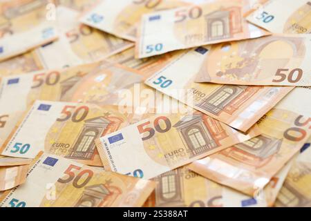 Una quantità enorme di cinquanta banconote in euro europee in un enorme cumulo da vicino. Una quantità enorme di cinquanta banconote in euro europee in un enorme cumulo Foto Stock
