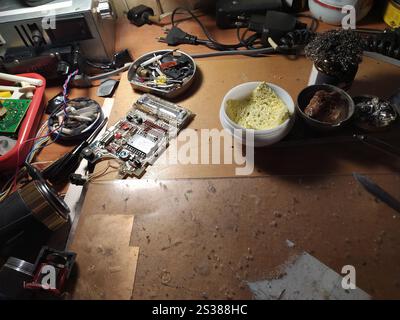 Vecchia tecnologia elettronica. Circuiti stampati, industria dei componenti informatici. Lavori di ingegneria elettrica di assistenza. componenti retrò elettronici. Vecchio elettronico Foto Stock