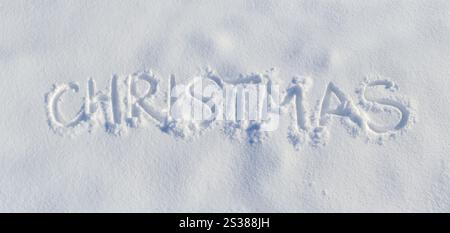 Parola panoramica sull'impronta natalizia su foto di neve ghiacciata pura. La parola Panorama Christmas imprint su pura neve ghiacciata Foto Stock