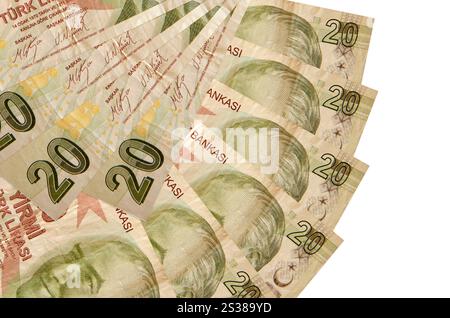 20 banconote da lire turche sono isolate su sfondo bianco con spazio di copia impilato a ventaglio. Concetto di transazioni finanziarie. 20 turco Foto Stock