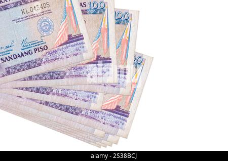 100 banconote di piso delle Filippine si trovano in un piccolo mazzo o in una confezione isolata su bianco. Mockup con spazio di copia. Concetto di business e cambio valuta. 100 Foto Stock