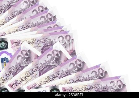Le banconote da 20 sterline britanniche sono isolate su sfondo bianco con spazio di copia impilato nel primo piano della ventola. Concetto di tempo del giorno di paga o operazioni finanziarie. 20 Foto Stock