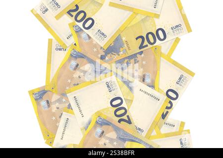 banconote da 200 euro che volano isolate sul bianco. Molte banconote cadono con uno spazio per copie bianche sul lato sinistro e destro. banconote da 200 euro in volo Foto Stock