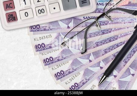 100 fan e calcolatrice delle banconote di piso filippine con bicchieri e penna. Concetto di stagione del prestito aziendale o del pagamento delle imposte. Pianificazione finanziaria. 100 Filippine Foto Stock