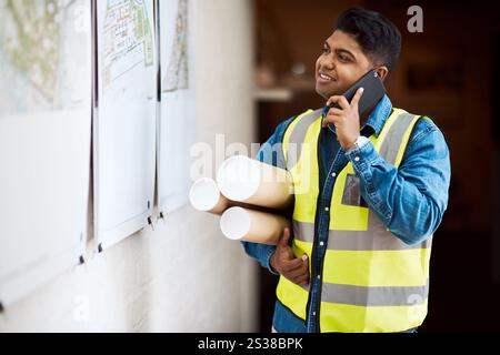 Telefonata, ingegnere e uomo felici con progettazione di progetti, aggiornamento o lettura di documenti per progetti di costruzione. Mobile, architetto e conversazione per Foto Stock