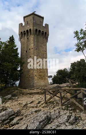 Storica torre in pietra di Montale, da vicino a San Marino Foto Stock