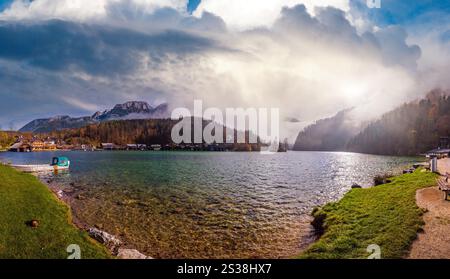 Montagna alpina autunno nebbioso lago mattutino Konigssee, Schonau am Konigssee, parco nazionale Berchtesgaden, Baviera, Germania. Viaggi pittoreschi, Foto Stock