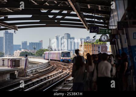 Un treno di skytrain o metropolitana a Thonburi nella città di Bangkok in Thailandia. Thailandia, Bangkok, Dezember, 4, 2023. THAILANDIA BANGKOK THONBURI Foto Stock