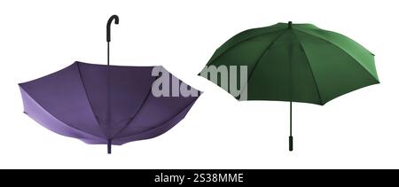 ombrelli viola e verde isolati su sfondo bianco. ombrelli viola e verdi Foto Stock