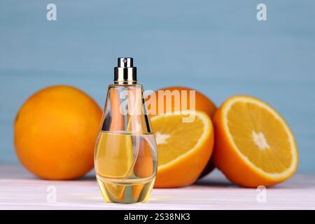 Profumo con estratti di agrumi. Messa a fuoco selettiva. Spa Day, bottiglia di profumo freschezza con fette di limone lime e arancia. Profumo con agrumi Foto Stock