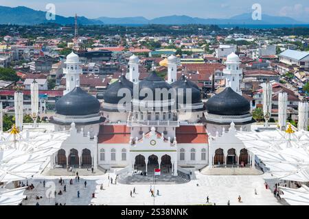 Grande Moschea di Aceh, grande Moschea di Baiturrahman, punto di vista aereo con droni. Foto Stock