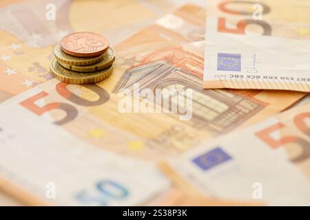 Una quantità enorme di cinquanta banconote in euro europee in un enorme cumulo da vicino. Una quantità enorme di cinquanta banconote in euro europee in un enorme cumulo Foto Stock