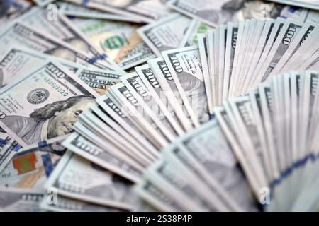 Un grosso ammontare di banconote da cento dollari da chiudere. Un'enorme quantità di banconote statunitensi su una tavola piatta. Un numero molto elevato di cento dollari Foto Stock
